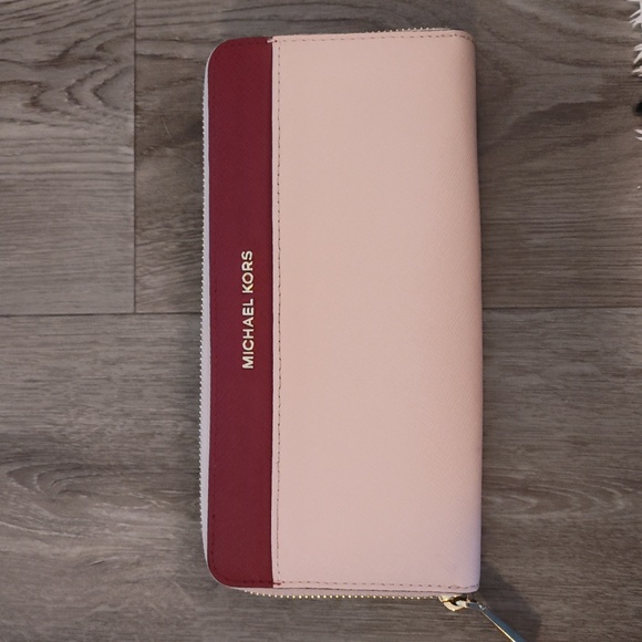 Michael Kors Zip wallet - Picture 1 of 7